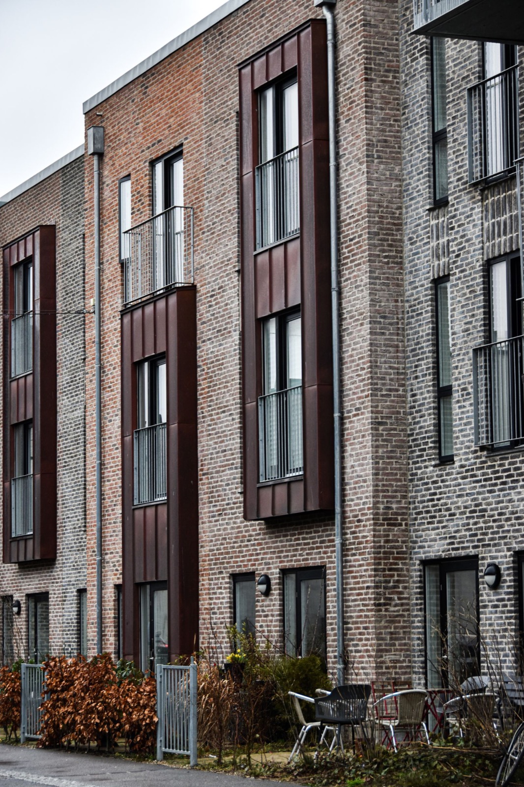 Klinkerfassade mit Balkonen – Symbolbild für Wohnimmobilien